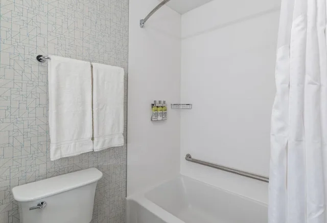 غرفة بسرير كينج وسريرين كوين لذوي الإعاقة، Holiday Inn Express And Suites Brandon 6/10