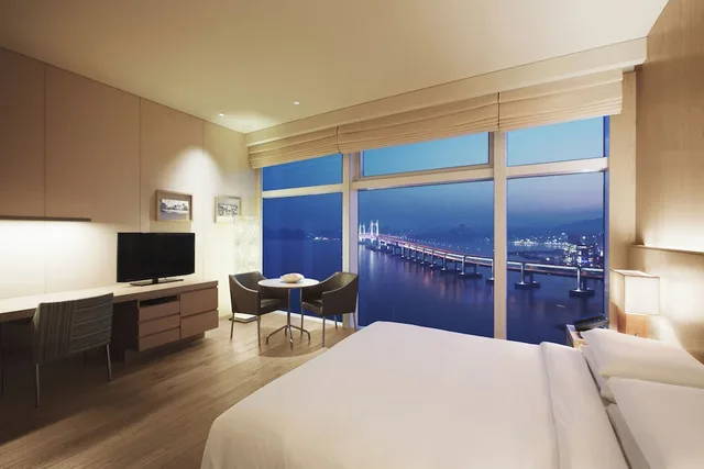 غرفة بسرير كينج بإطلالة على البحر، Park Hyatt Busan 1/3