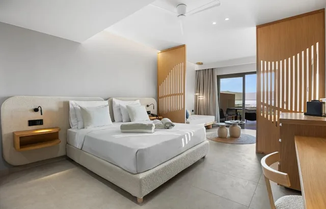 جناح بريستيج جونيور بسريرين منفصلين وسرير كينج بإطلالة على البحر، Ventale Island Breeze Resort 2/4