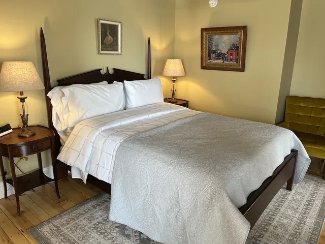 Retreat, Deluxe, Suite, Queen Bed, Surf Side, Sofa، Surfside Inn 1/10
