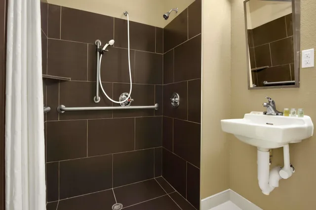 غرفة قياسية بسرير كوين لذوي الإعاقة، Microtel Inn and Suites By Wyndham Buda 5/6