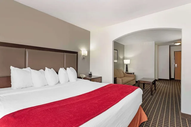 غرفة قياسية بسرير كينج مع أريكة لذوي الإعاقة، Best Western Plus Eagleridge Inn & Suites 1/3