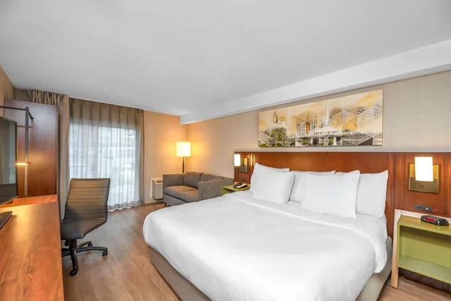 Upgrade, King Bed، Comfort Inn South Shore 1/5