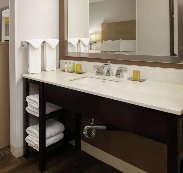 غرفة بسريرين كوين بحوض استحمام لذوي الإعاقة، DoubleTree by Hilton Hotel Portland - Tigard 7/7