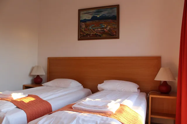 غرفة قياسية بسريرين منفصلين بحمام خاص في الملحق، Hotel Eyvindara 7/10