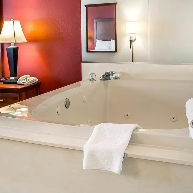 غرفة قياسية بسرير كوين بجاكوزي، Quality Inn Lima, OH 2/2