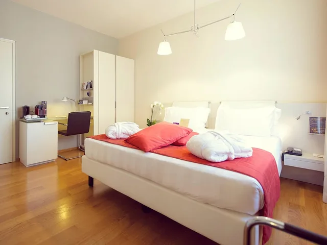 Superior, King Bed, MERCURE MILANO SOLARI 1/5