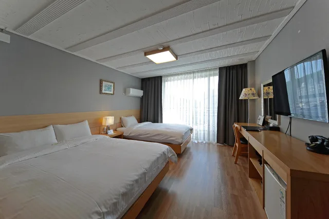 غرفة ديلوكس بسرير كوين وسرير فردي، Benikea Swiss Rosen Hotel 3/5