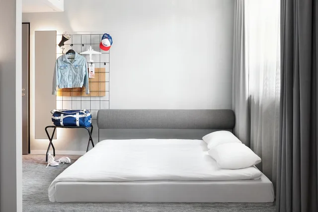 غرفة عائلية بسرير كوين مع أريكة، Moxy Cologne Muelheim 2/4