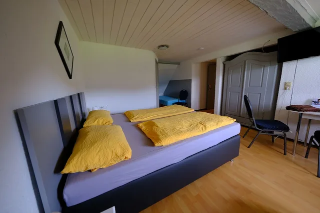غرفة أساسية رباعية بسرير كينج مع أريكة، B+B Hotel Sonnenmatte Near Badeparadies 1/10