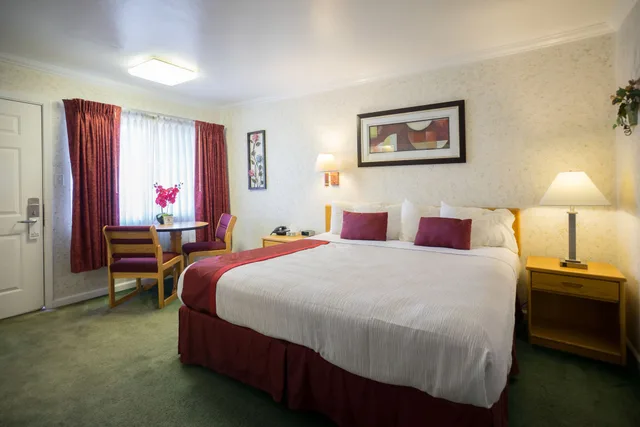 غرفة قياسية بسرير كينج، Travelers Inn 2/5