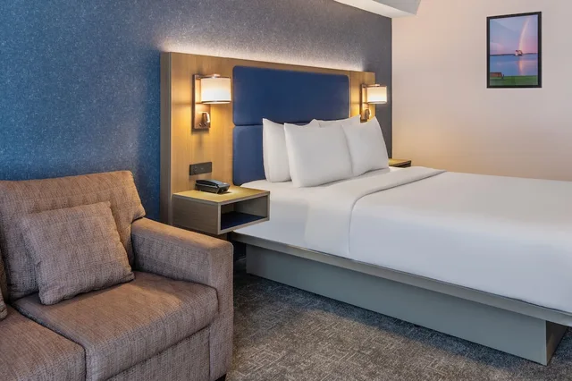 غرفة بسرير كوين مع أريكة، Comfort Inn North Bay, ON 2/6