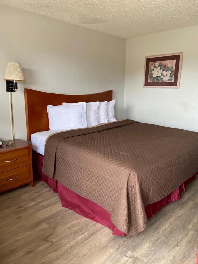 غرفة بسرير كينج للمدخنين، Colonial Inn 3/6