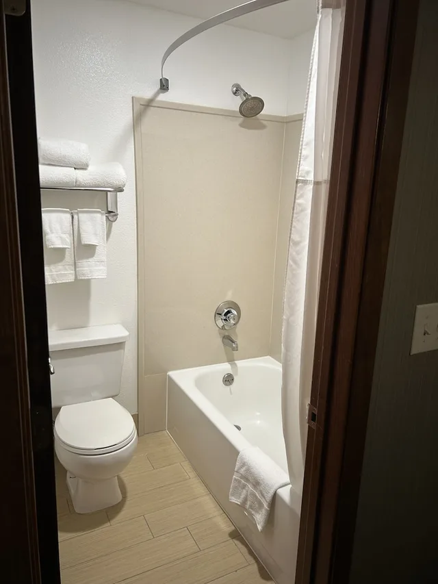 غرفة بسرير كينج، Country Inn & Suites by Radisson, Delta Park North Portland 4/4