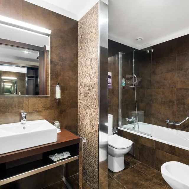 غرفة ثلاثية بشرفة، Axis Porto Business & Spa Hotel 9/10