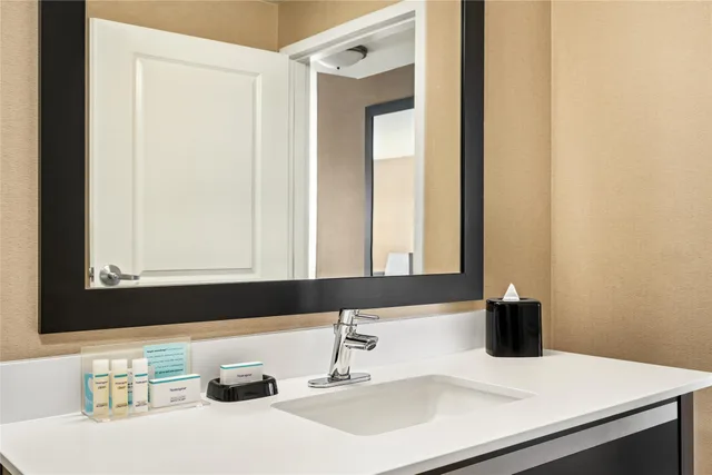 غرفة بسريرين كوين بحوض استحمام لذوي الإعاقة، Hampton Inn Portland Downtown Waterfront 3/3