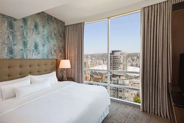 جناح ديلوكس بسرير كينج بإطلالة على المدينة، Hilton Vancouver Downtown 1/2