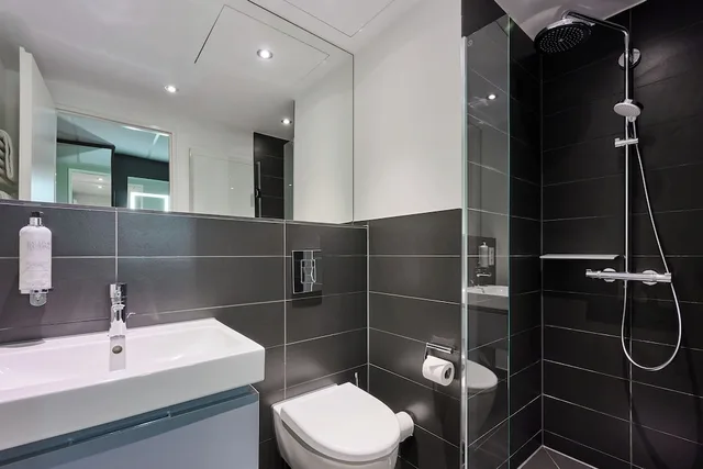 غرفة قياسية ثلاثية بسرير مزدوج وسرير فردي، Premier Inn Munchen City Schwabing Hotel 5/8