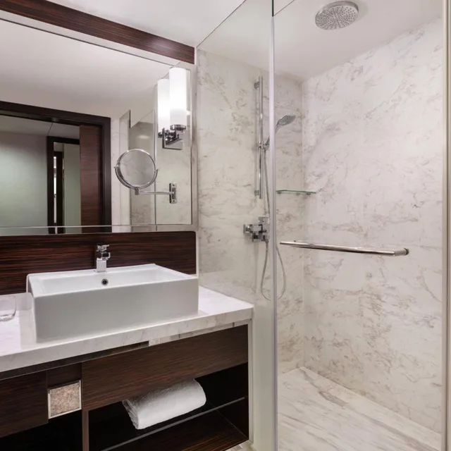 Room, King Bed, Sea View, Executive Lounge Access, Hong Kong Skycity Marriott Hotel 3/3