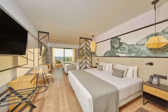غرفة عائلية بسرير كينج وسريرين منفصلين بإطلالة جزئية على البحر، Dreams Lanzarote Playa Dorada Resort Spa 2/3
