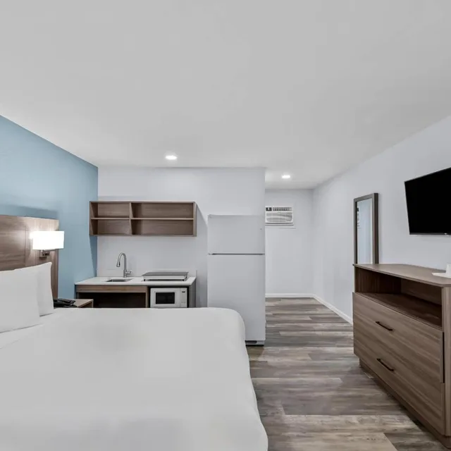 Efficiency, Queen Bed, Exterior Entrance، Birchwood Suites 4/6