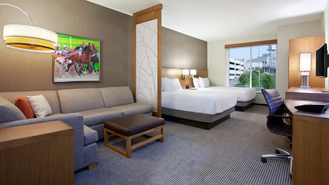 غرفة بسريرين كوين مع أريكة، Hyatt Place at The Hollywood Casino Pittsburgh South 1/3