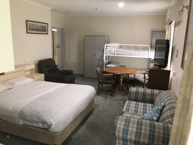 غرفة اقتصادية بسرير كوين وسرير فردي، Evancourt Motel 1/3
