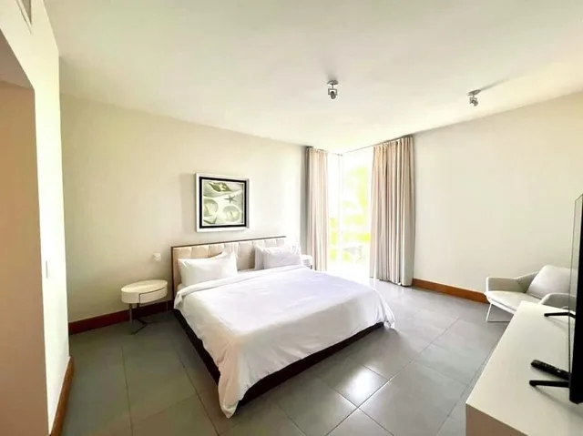 شقة بسرير كينج بغرفة نوم واحدة بإطلالة جزئية على البحر، Ultravioleta Boutique Residences 2/3