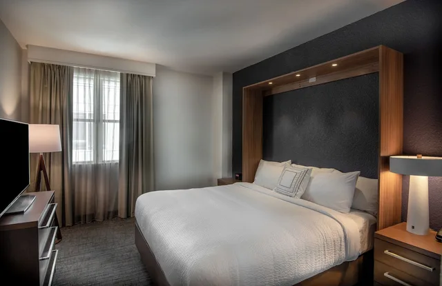 جناح تنفيذي بسرير كينج بغرفة نوم واحدة مع أريكة، Residence Inn By Marriott Washington 1/3