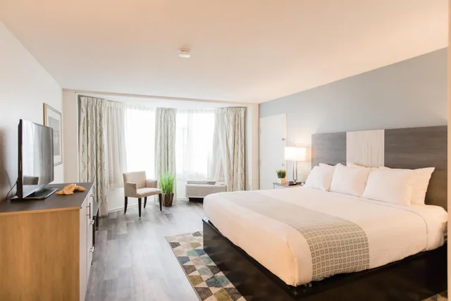 1 Bedroom, Suite, King Bed, Ocean View, Sea Crest Beach Resort 1/2