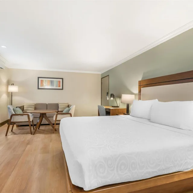 غرفة بسرير كينج بمطبخ صغير، Best Western Plus Burnaby Hotel 1/5