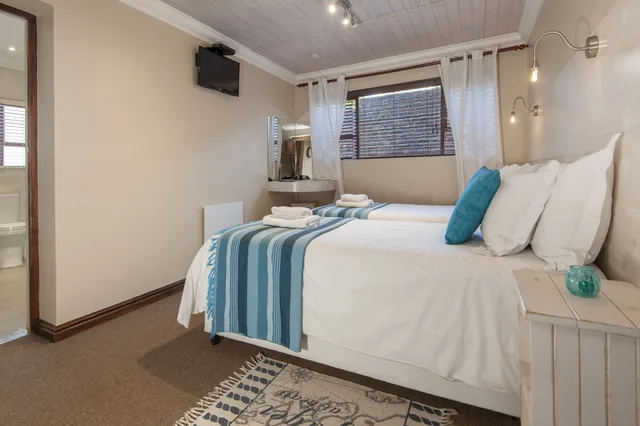 كوخ عائلي بسريرين كينج بإطلالة على الحديقة بغرفتي نوم بمطبخ، White Shark Guest House 3/10