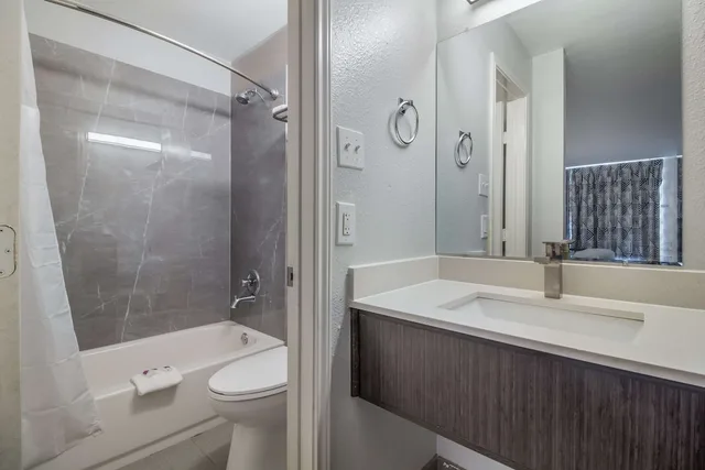 غرفة قياسية بسرير كينج، Motel6 Groves, TX 6/7