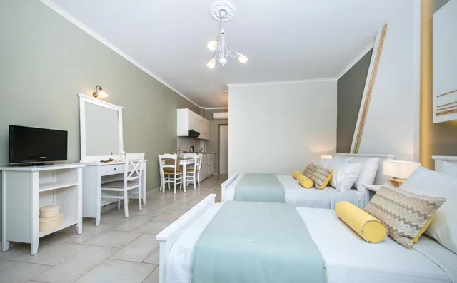 Superior, Triple, Side Sea and Pool View، Arkadia Luxury Hotel Apartments 4/10