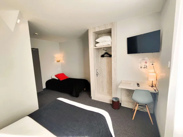 Room, Multiple Beds، Brit Hotel Suisse Et Bordeaux 3/6