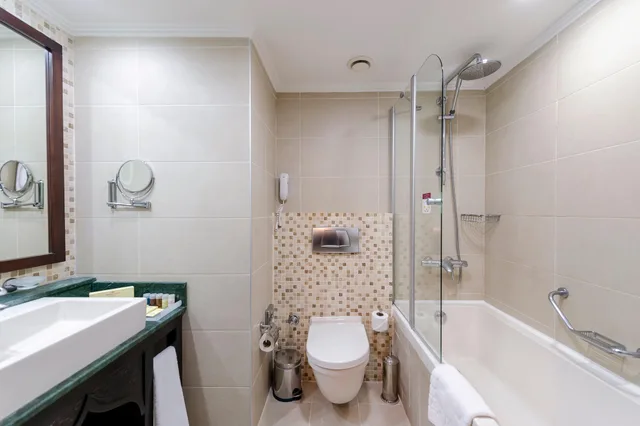 Room, Twin Beds, Sea Front، Crowne Plaza Antalya 3/4
