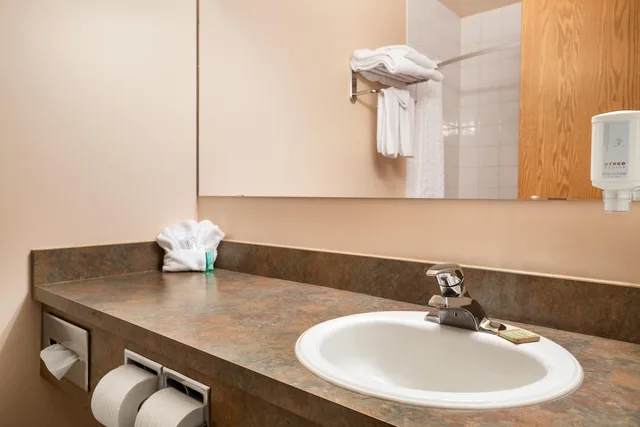Room, King Bed, 2 Queen Beds, Pet Friendly, Smoking, Super 8 by Wyndham Whitecourt 3/5
