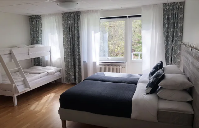 غرفة عائلية بسريرين منفصلين وسرير بطابقين، Kroppefjall Bed and Breakfast 1/2