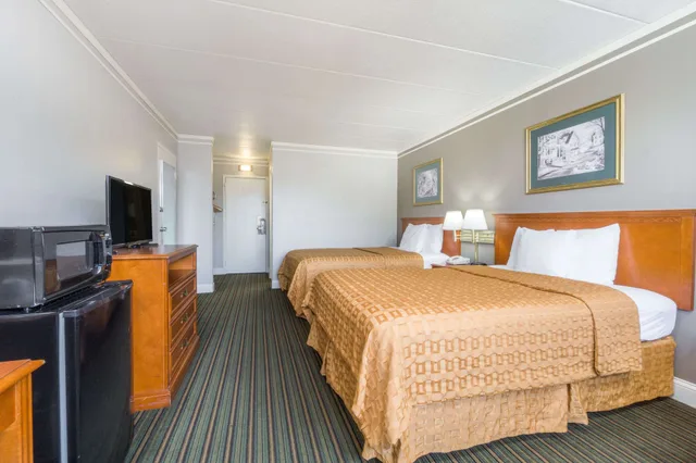 غرفة بسريرين مزدوجين، Days Inn by Wyndham Columbus East Airport 4/7