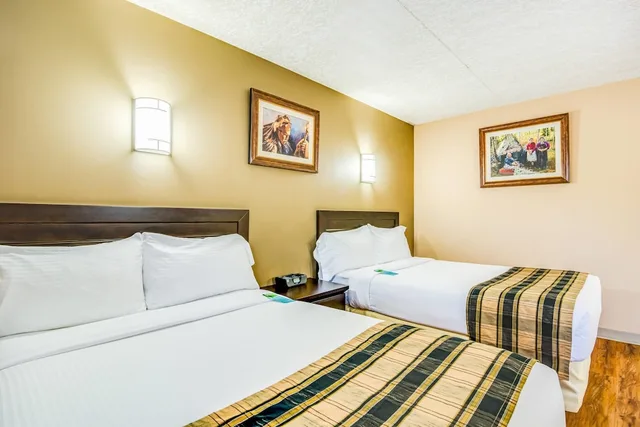 غرفة قياسية بسريرين كوين، Quality Hotel & Conference Centre Peace River 1/3