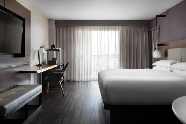Guest Room, King Bed, Executive Level, High Floor، Visalia Marriott at the Convention Center 5/10