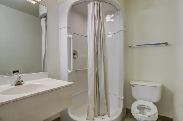 غرفة قياسية بسرير كوين لذوي الإعاقة، Motel6 Fort Collins, CO 9/10