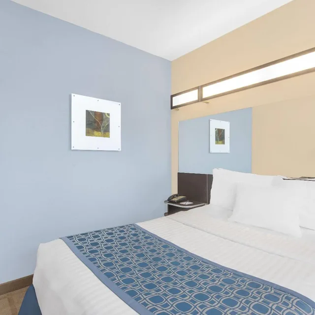 غرفة بسرير كوين بحوض استحمام لذوي الإعاقة، Microtel Inn & Suites By Wyndham Waynesburg 1/10
