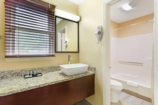 غرفة بسرير كينج بشرفة مع أريكة، Best Western Mountainbrook Inn 8/10