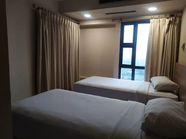 غرفة عائلية بسرير كوين وسريرين منفصلين بـ3 غرف نوم، Grand Tropic Suites Jakarta 7/10