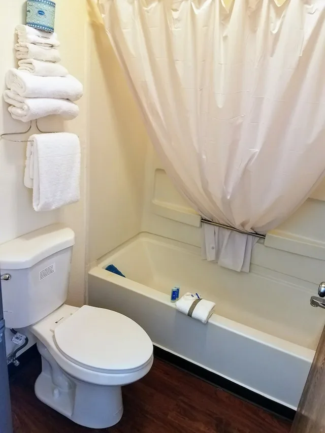 غرفة قياسية بسرير كينج، Rodeway Inn Near Ft Huachuca 2/4