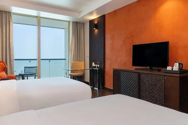 غرفة بريميوم بسريرين كوين بإطلالة على البحر بشرفة، Radisson Blu Hotel, Conakry 4/10