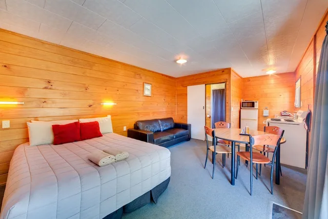 غرفة عائلية بأسرّة بطابقين وسرير كوين بـ6 غرف نوم، Wellington Top 10 Holiday Park 1/2