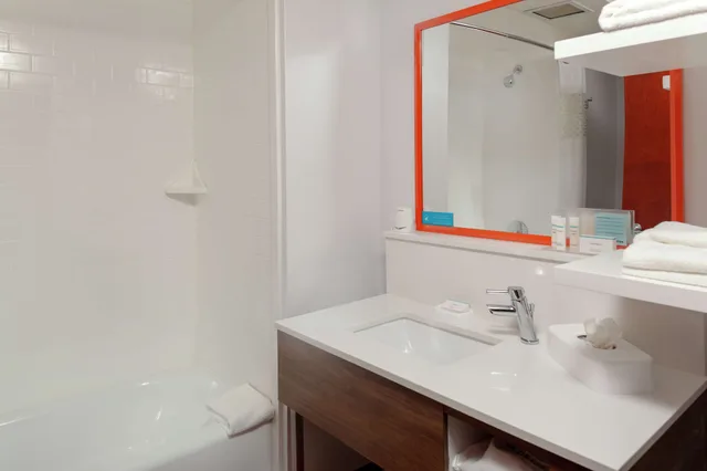 غرفة بسرير كينج بحوض استحمام لذوي الإعاقة، Hampton Inn Woodbridge 5/5