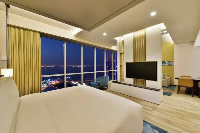 استوديو ديلوكس بسرير كينج بشرفة مع أريكة، Hilton Bahrain 2/8